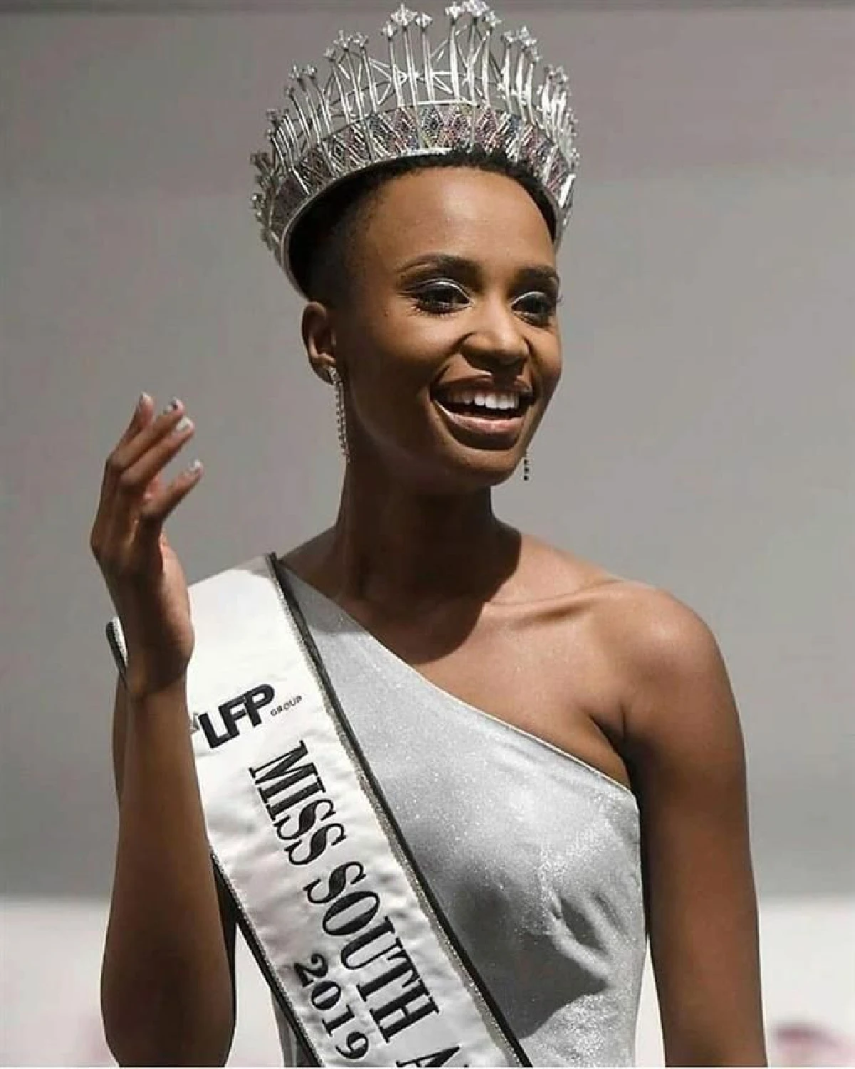 "Zozibini Tunzi"  สาวงามผิวสีจาก South Africa คว้ามงกุฎ Miss Universe 2019