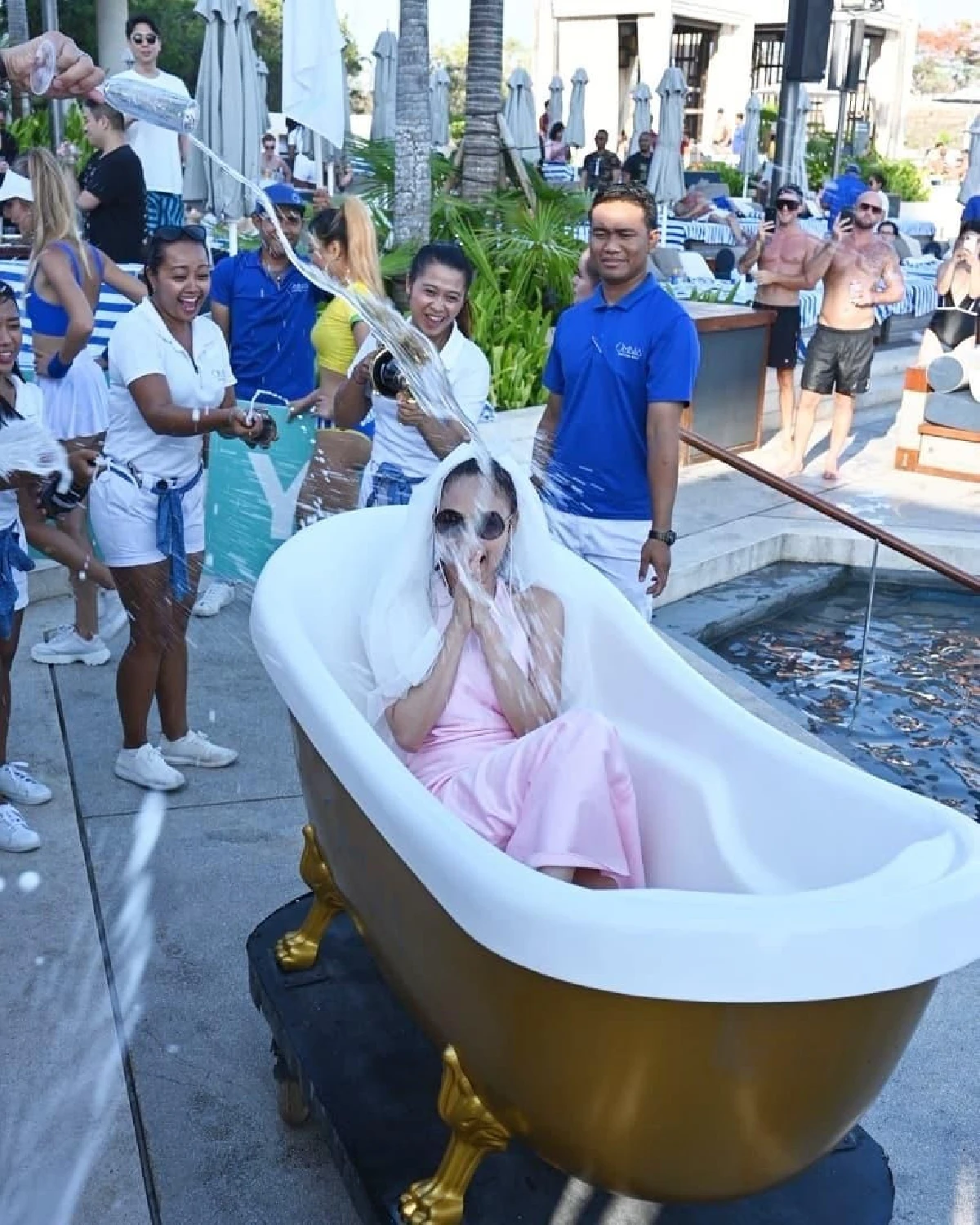 "นก ศิขรินธาร” จัดปาร์ตี้สละโสดสุดมันส์ ขนแก๊งเพื่อนปล่อยพลังกันที่บาหลี