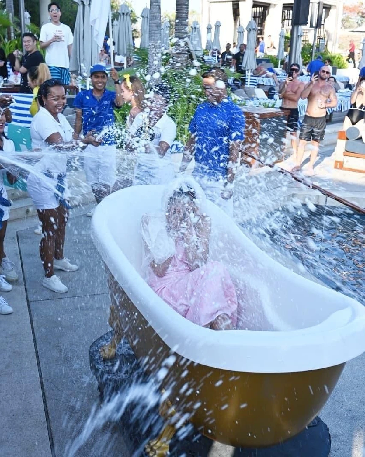 "นก ศิขรินธาร” จัดปาร์ตี้สละโสดสุดมันส์ ขนแก๊งเพื่อนปล่อยพลังกันที่บาหลี