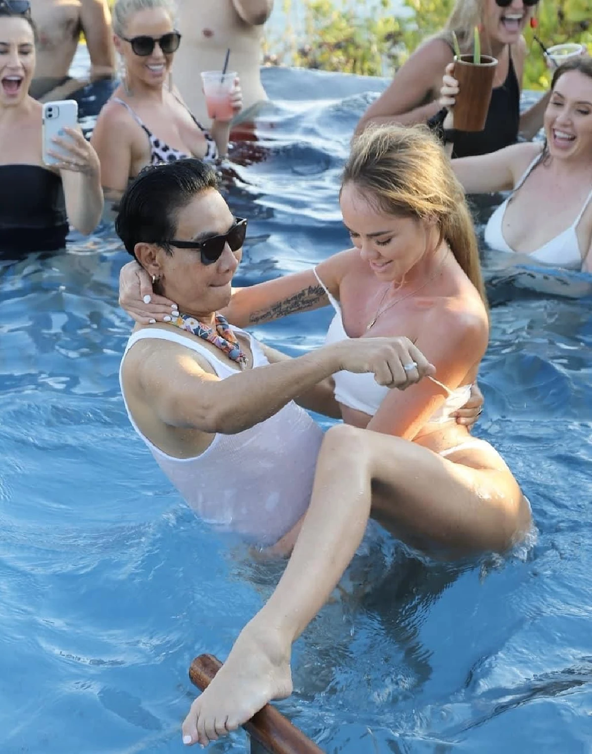 "นก ศิขรินธาร” จัดปาร์ตี้สละโสดสุดมันส์ ขนแก๊งเพื่อนปล่อยพลังกันที่บาหลี