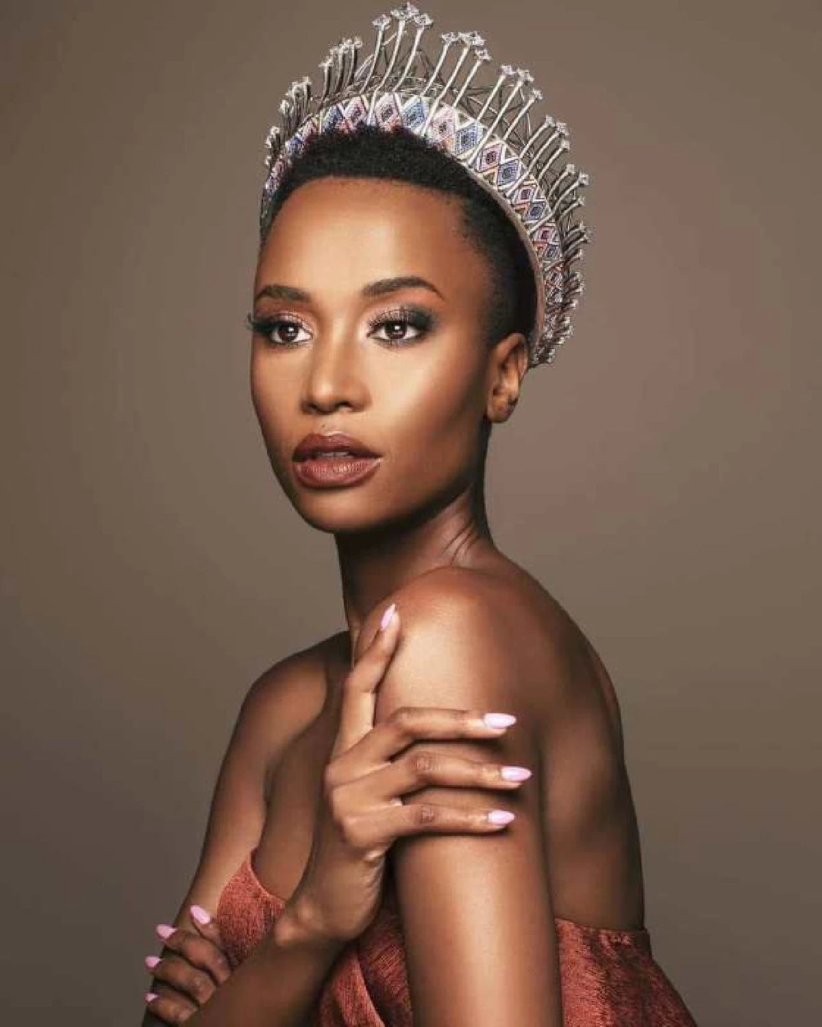 "Zozibini Tunzi"  สาวงามผิวสีจาก South Africa คว้ามงกุฎ Miss Universe 2019