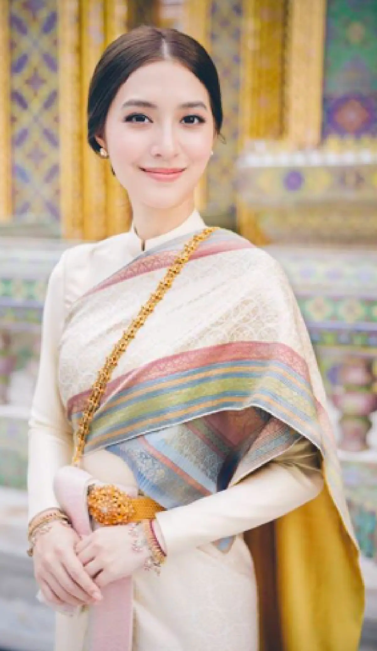 เปิดราคาชุดไทยศิวาลัยที่ "มิว นิษฐา” สวมใส่ในวันขอประทานพร "สมเด็จพระสังฆราช"
