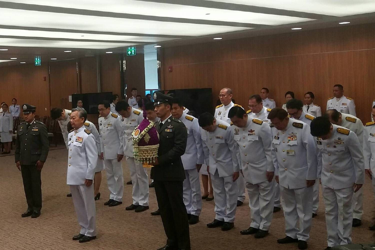 "ชวน"นำข้าราชการสภา-พรรคการเมืองวางพานพุ่มดอกไม้ในวันรัฐธรรมนูญ "ชวน"นำข้าราชการสภา-พรรคการเมืองวางพานพุ่มดอกไม้ในวันรัฐธรรมนูญ