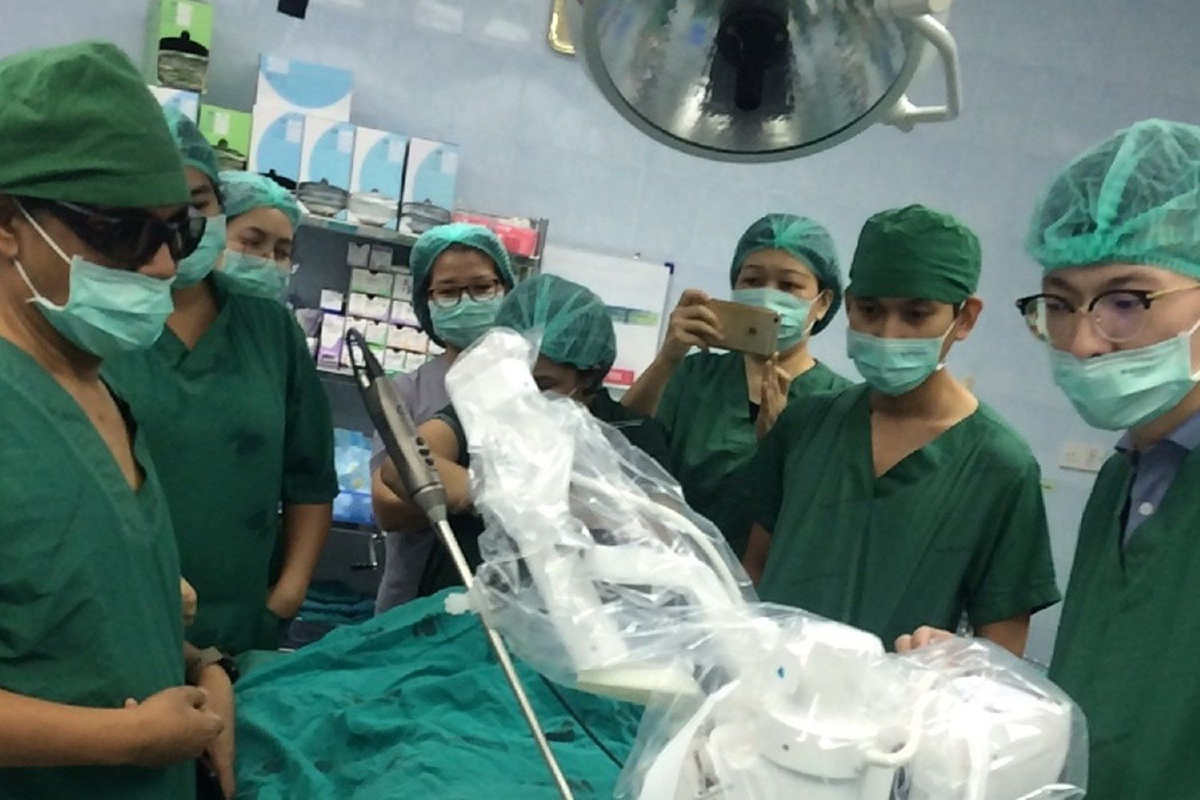 รพ.สิชลเจ๋ง!ใช้หุ่นยนต์ช่วยหมอผ่าตัดนิ่วคุณยายวัย 60 ปีสำเร็จรายแรก รพ.สิชลเจ๋ง!ใช้หุ่นยนต์ช่วยหมอผ่าตัดนิ่วคุณยายวัย 60 ปีสำเร็จรายแรก