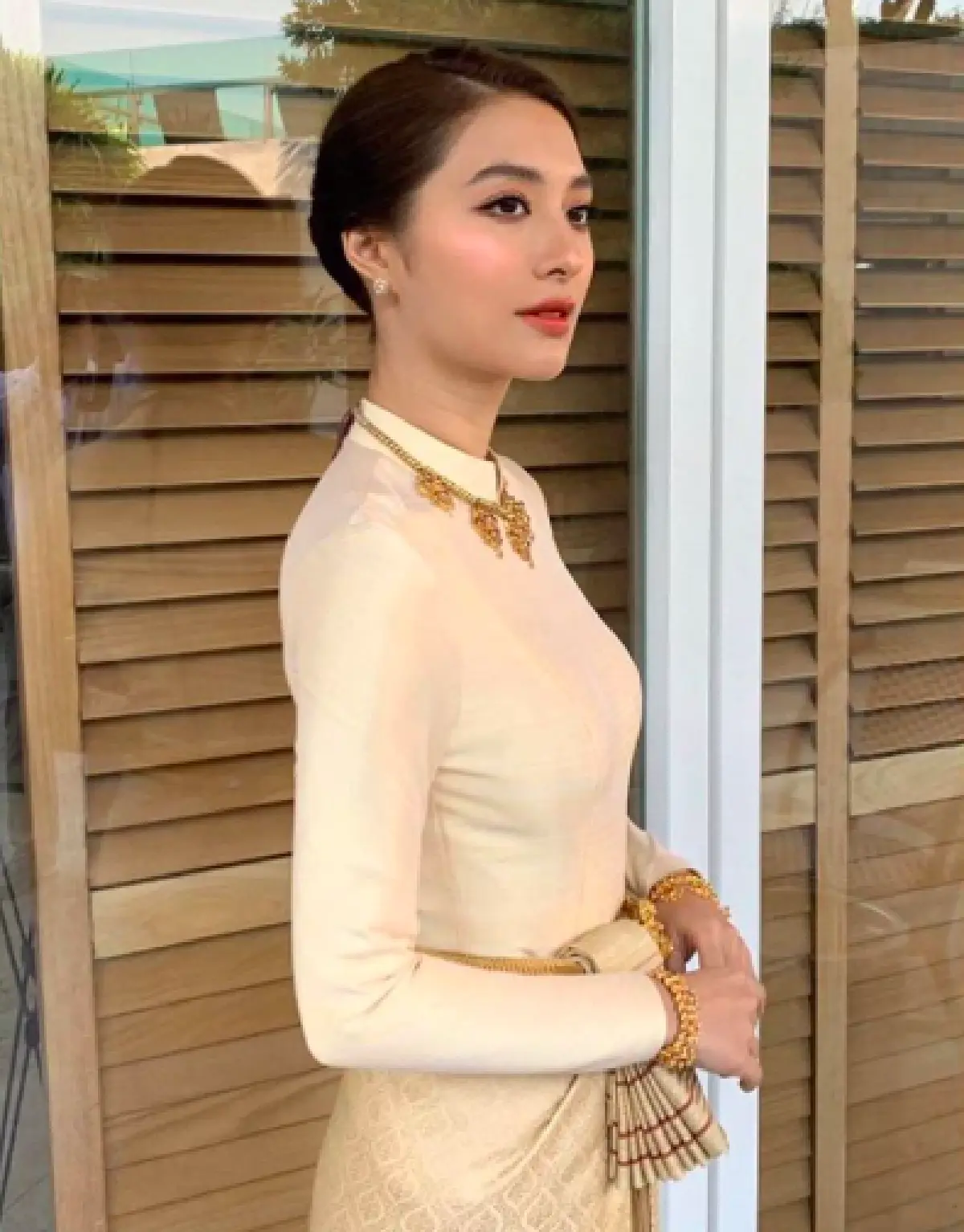 อีกวันสำคัญ! "มิว-ไฮโซเซนต์" แต่งกายในชุดไทยเต็มยศ เข้ารับพระราชทานน้ำสังข์