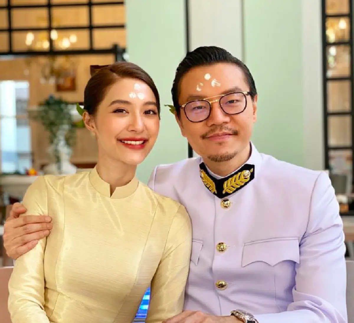 อีกวันสำคัญ! "มิว-ไฮโซเซนต์" แต่งกายในชุดไทยเต็มยศ เข้ารับพระราชทานน้ำสังข์