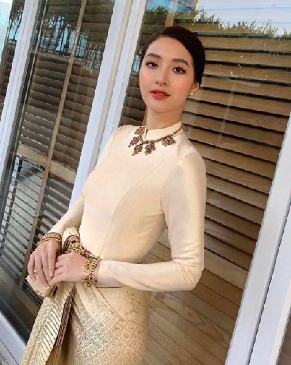 อีกวันสำคัญ! "มิว-ไฮโซเซนต์" แต่งกายในชุดไทยเต็มยศ เข้ารับพระราชทานน้ำสังข์