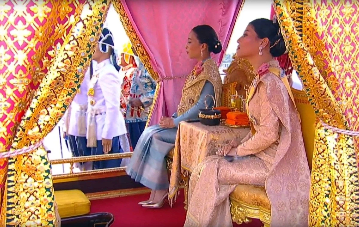 "ในหลวง-พระราชินี" เสด็จฯเลียบพระนครโดยขบวนพยุหยาตราทางชลมารค