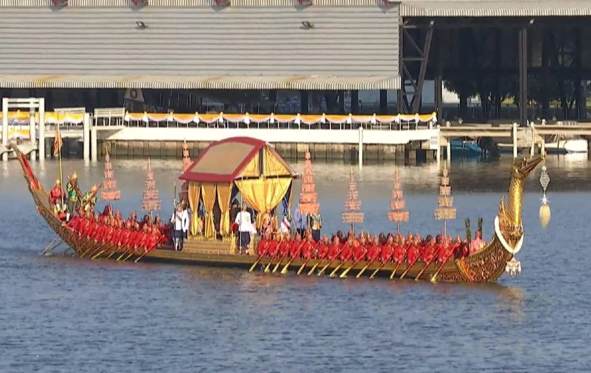 "ในหลวง-พระราชินี" เสด็จฯเลียบพระนครโดยขบวนพยุหยาตราทางชลมารค