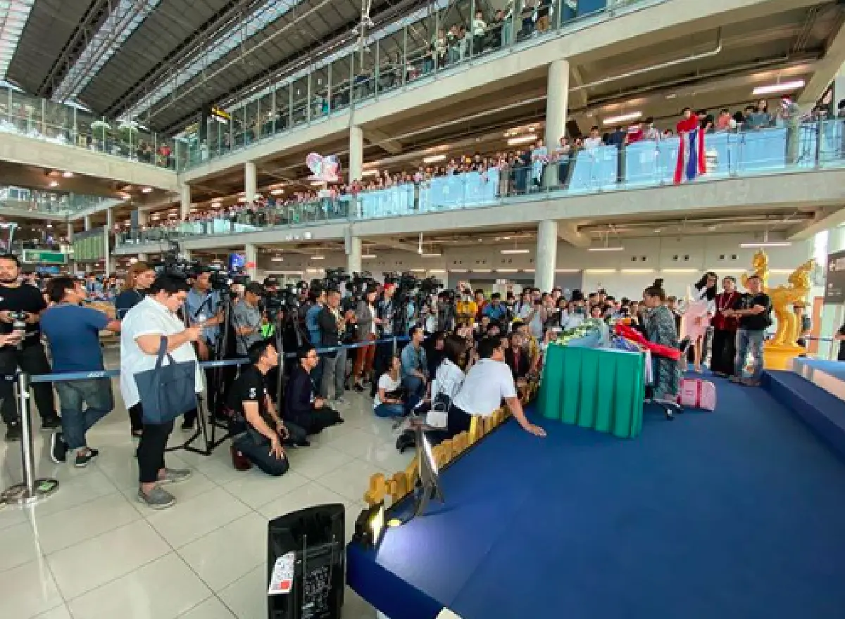 สนามบินแตก! แฟนนางงามแห่ต้อนรับ "ฟ้าใส ปวีณสุดา” Top 5 Miss Universe 2019