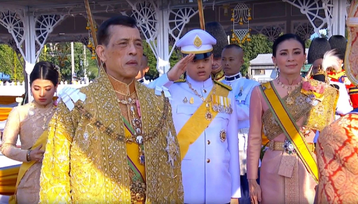 "ในหลวง-พระราชินี" เสด็จฯเลียบพระนครโดยขบวนพยุหยาตราทางชลมารค