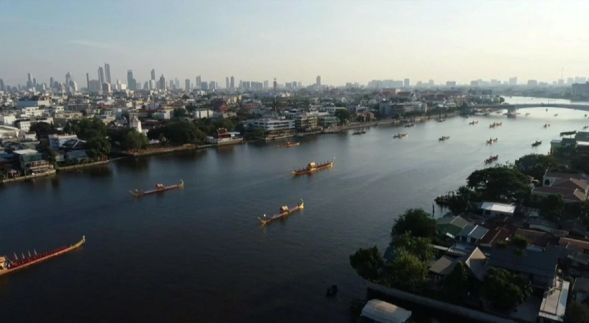 "ในหลวง-พระราชินี" เสด็จฯเลียบพระนครโดยขบวนพยุหยาตราทางชลมารค