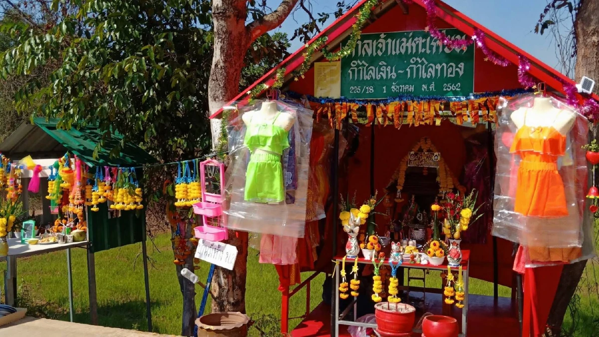 เจ้าแม่กำไลเงิน-กำไลทองเพลีย!คอหวยแห่ขอเลขเด็ดใกล้วันหวยออก