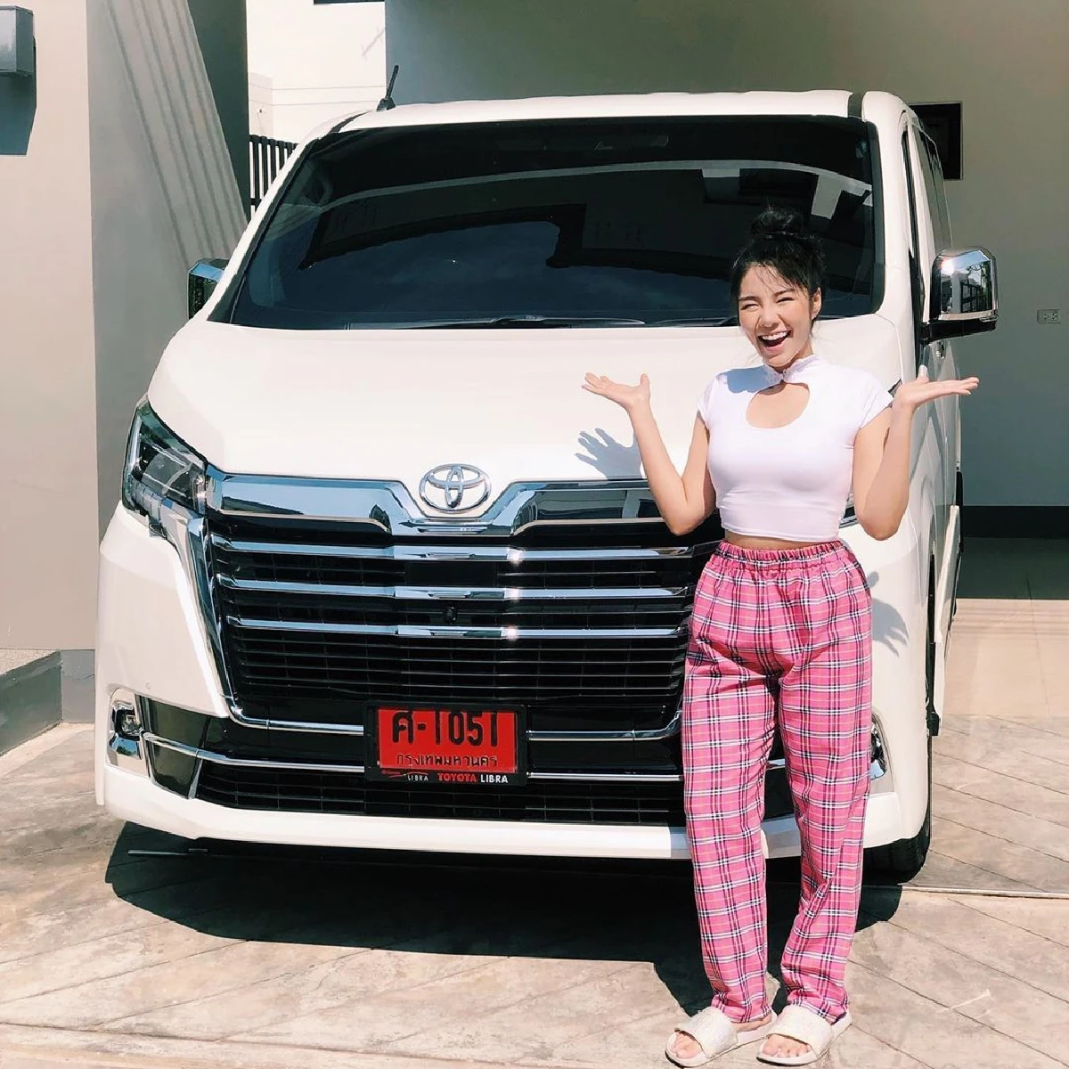 "วันเดอร์เฟรม" ถอยรถคันใหม่ป้ายแดง แฟนคลับแห่ซูมป้าย