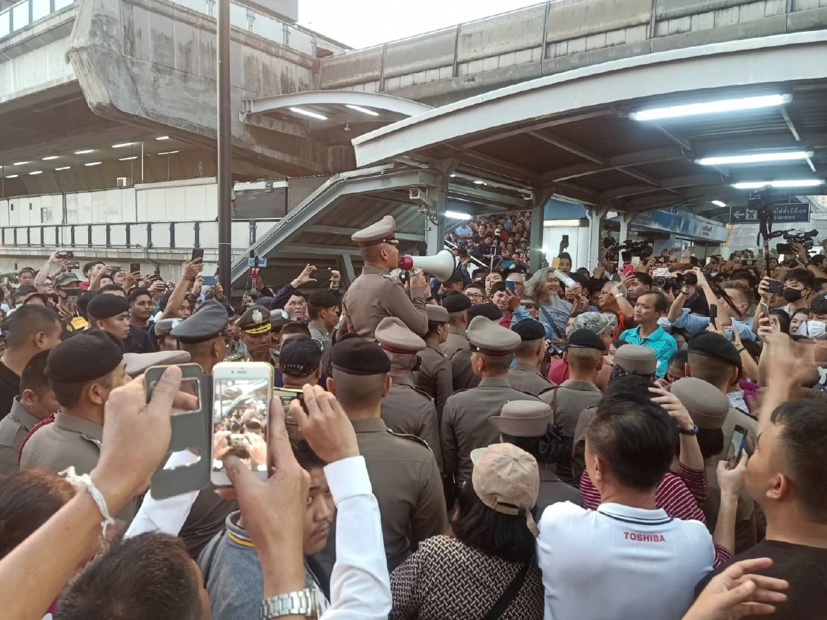 แฟลชม็อบยกแรกคึกคักตะโกนไล่'บิ๊กตู่'กระหึ่ม