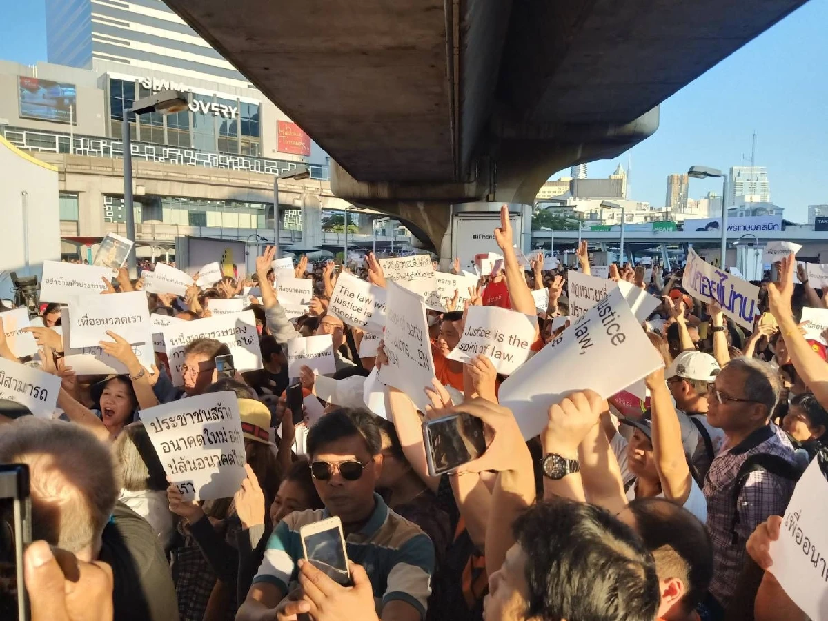 แฟลชม็อบยกแรกคึกคักตะโกนไล่'บิ๊กตู่'กระหึ่ม