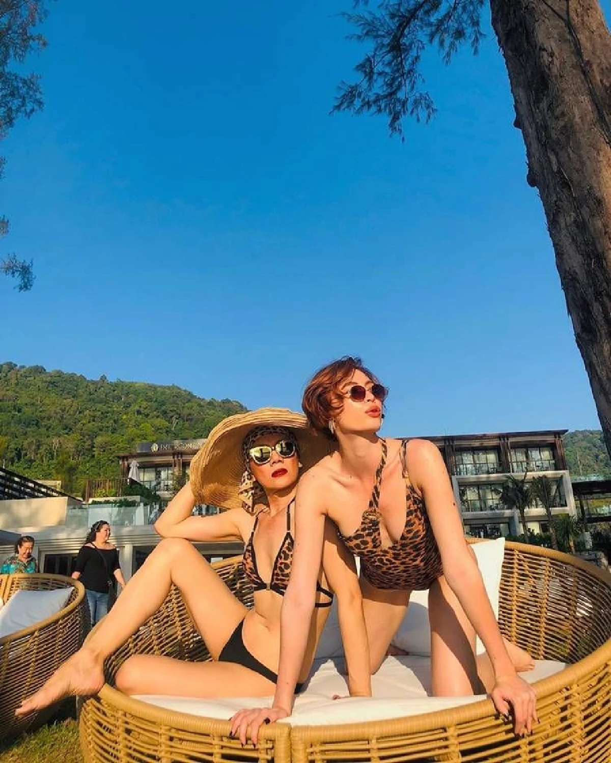 "ซาบีน่า” ฉีกขาถ่ายรูปกลางดงใบบัว ในชุดว่ายน้ำลายเสือสุดเซ็กซี่