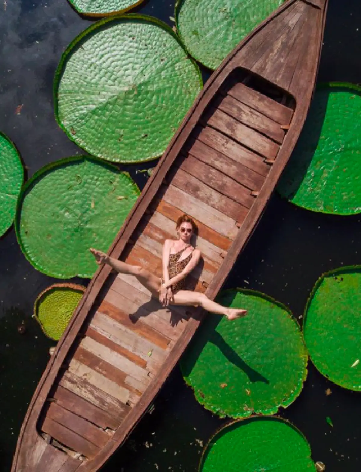 "ซาบีน่า” ฉีกขาถ่ายรูปกลางดงใบบัว ในชุดว่ายน้ำลายเสือสุดเซ็กซี่