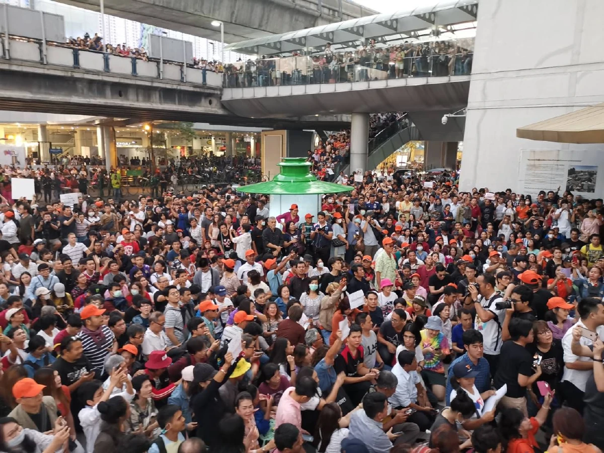 แฟลชม็อบยกแรกคึกคักตะโกนไล่'บิ๊กตู่'กระหึ่ม