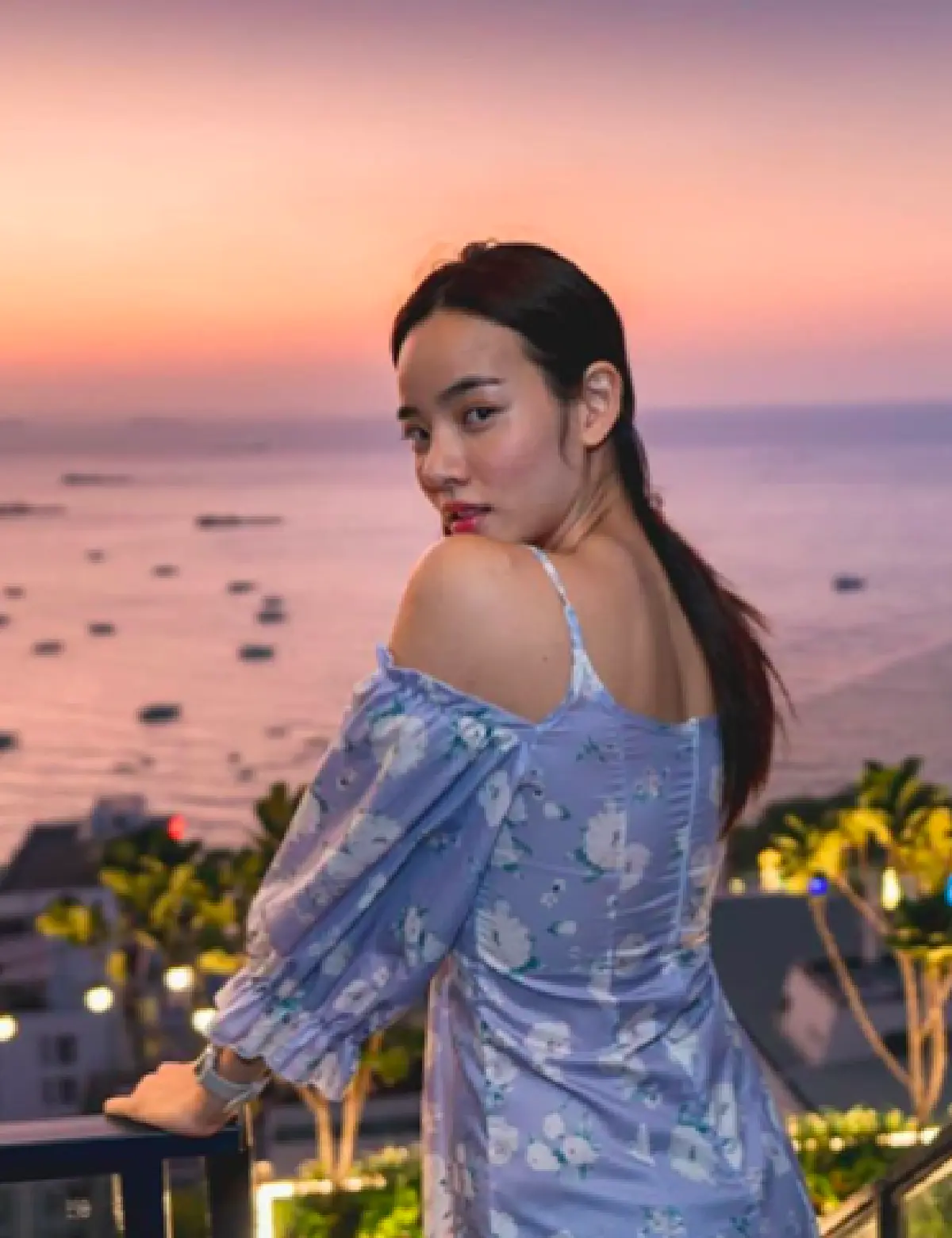 "ไอซ์-วาววา" ทำชายหาดร้อนระอุ แท็กทีมนุ่งทูพีซประชันหุ่นแซ่บ