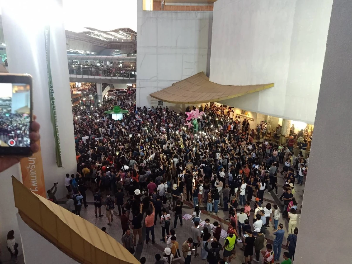 แฟลชม็อบยกแรกคึกคักตะโกนไล่'บิ๊กตู่'กระหึ่ม