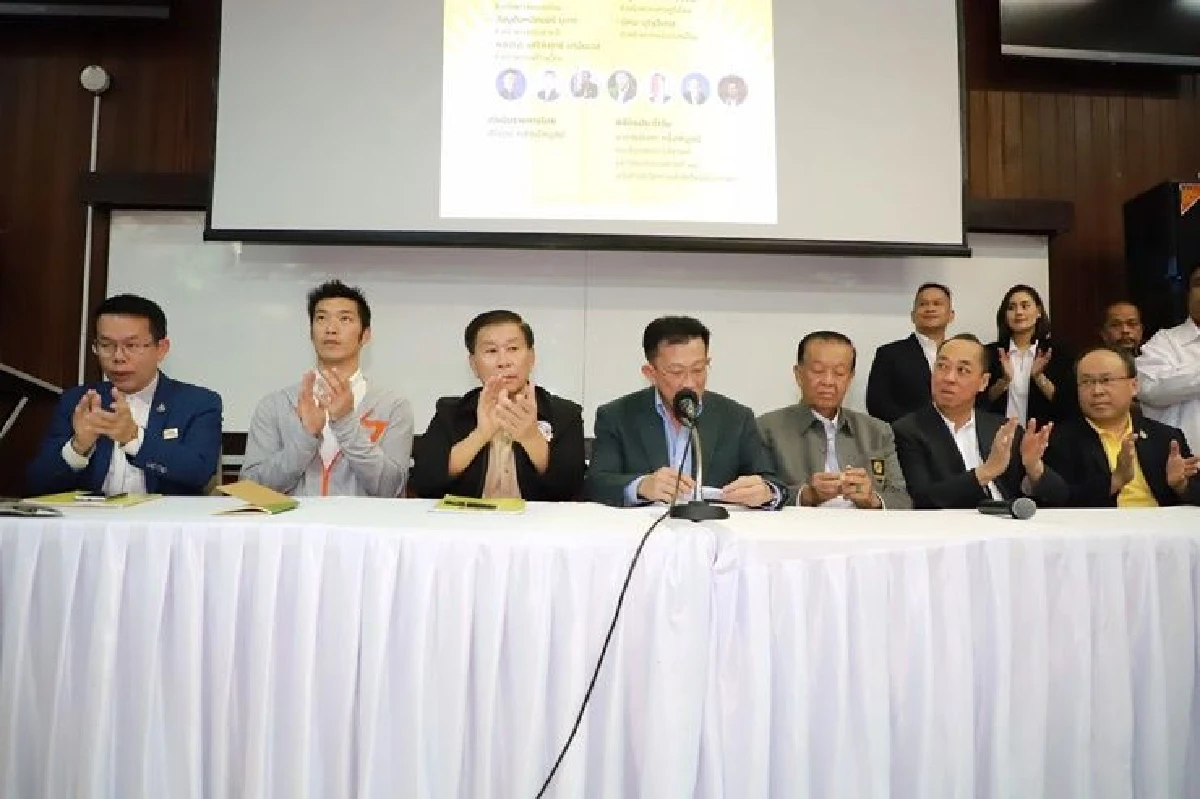 ฝ่ายค้านลงสัตยาบันยกร่างรธน.ฉบับใหม่ "ธนาธร"ขอ “บิ๊กตู่” ลาออกเป็นของขวัญปีใหม่