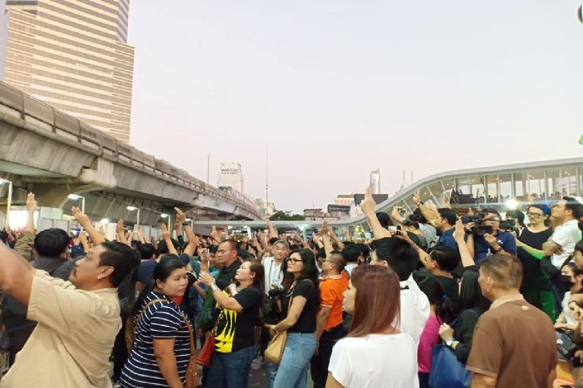 รอเจอของจริงเดือนหน้า! "ธนาธร"ลั่น ม็อบวันนี้แค่ซ้อมใหญ่