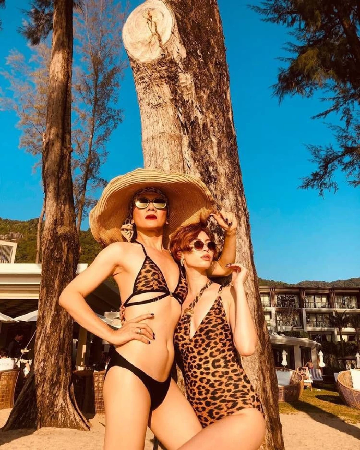 "ซาบีน่า” ฉีกขาถ่ายรูปกลางดงใบบัว ในชุดว่ายน้ำลายเสือสุดเซ็กซี่