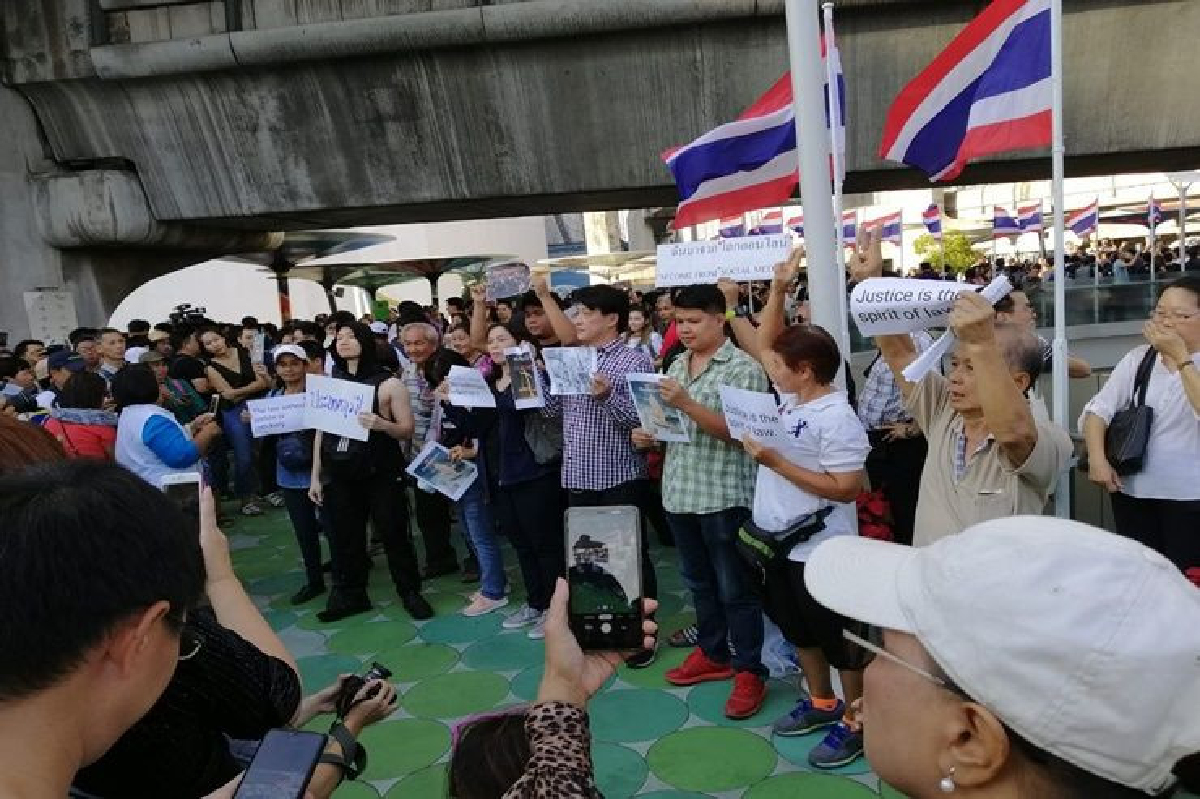 สกายวอล์ค คนพรึ่บร่วมแฟลชม็อบ"ธนาธร-ช่อ"มาถึงทักทายผู้ชุมนุม สกายวอล์ค คนพรึ่บร่วมแฟลชม็อบ"ธนาธร-ช่อ"มาถึงทักทายผู้ชุมนุม