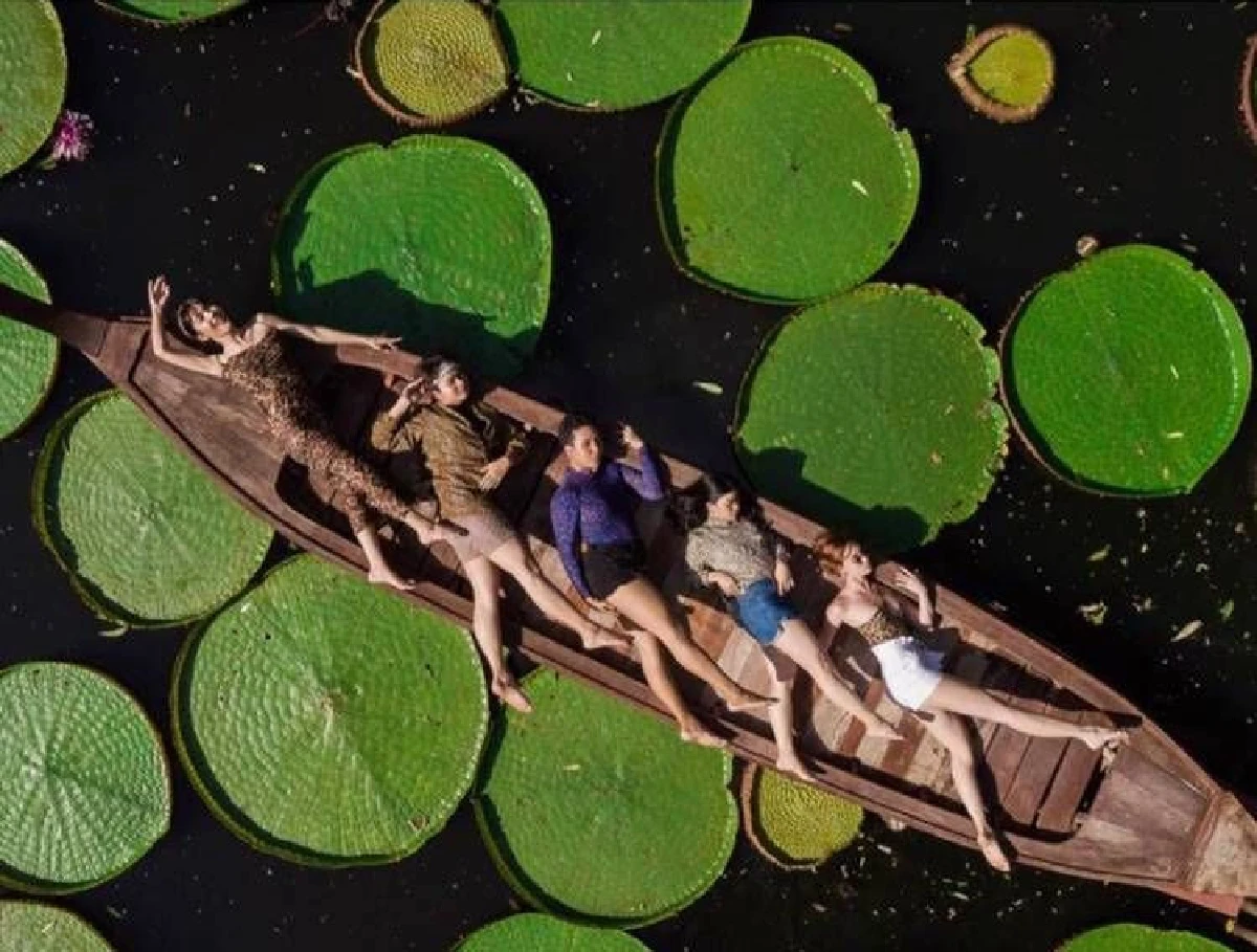 "ซาบีน่า” ฉีกขาถ่ายรูปกลางดงใบบัว ในชุดว่ายน้ำลายเสือสุดเซ็กซี่