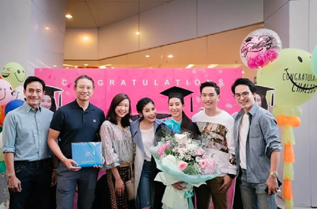 “มิ้นต์ ชาลิดา" หายเหนื่อย 7 ปีเรียนจบปริญญาตรีแล้ว หลังทำงานหาเงินส่งตัวเองเรียน