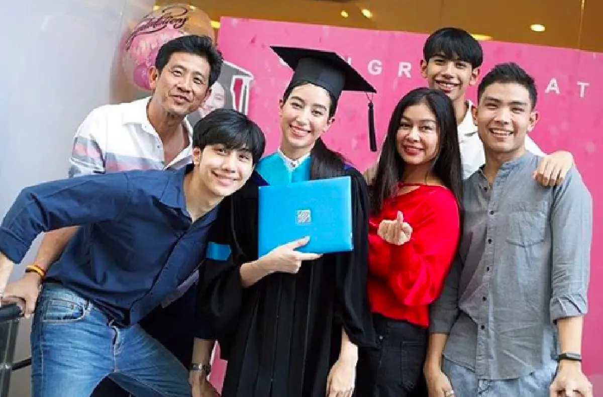 “มิ้นต์ ชาลิดา" หายเหนื่อย 7 ปีเรียนจบปริญญาตรีแล้ว หลังทำงานหาเงินส่งตัวเองเรียน