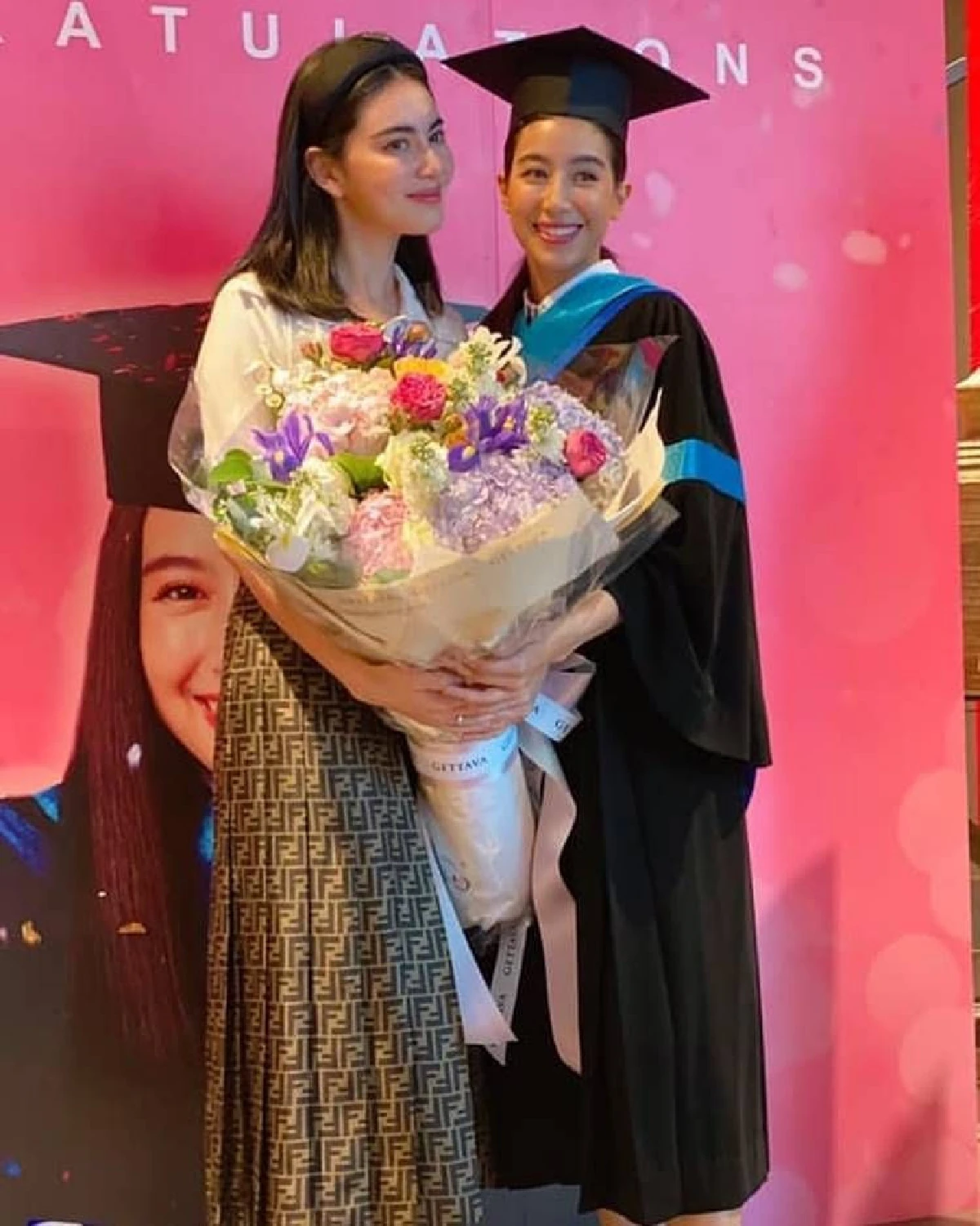 “มิ้นต์ ชาลิดา" หายเหนื่อย 7 ปีเรียนจบปริญญาตรีแล้ว หลังทำงานหาเงินส่งตัวเองเรียน