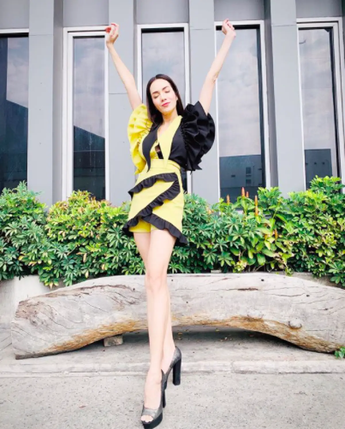 แซ่บสะท้านซอย! "อ๋อม สกาวใจ” ในชุดสีเนื้อรัดรูปโชว์หุ่นเป๊ะ สับขาไปสั่งส้มตำ
