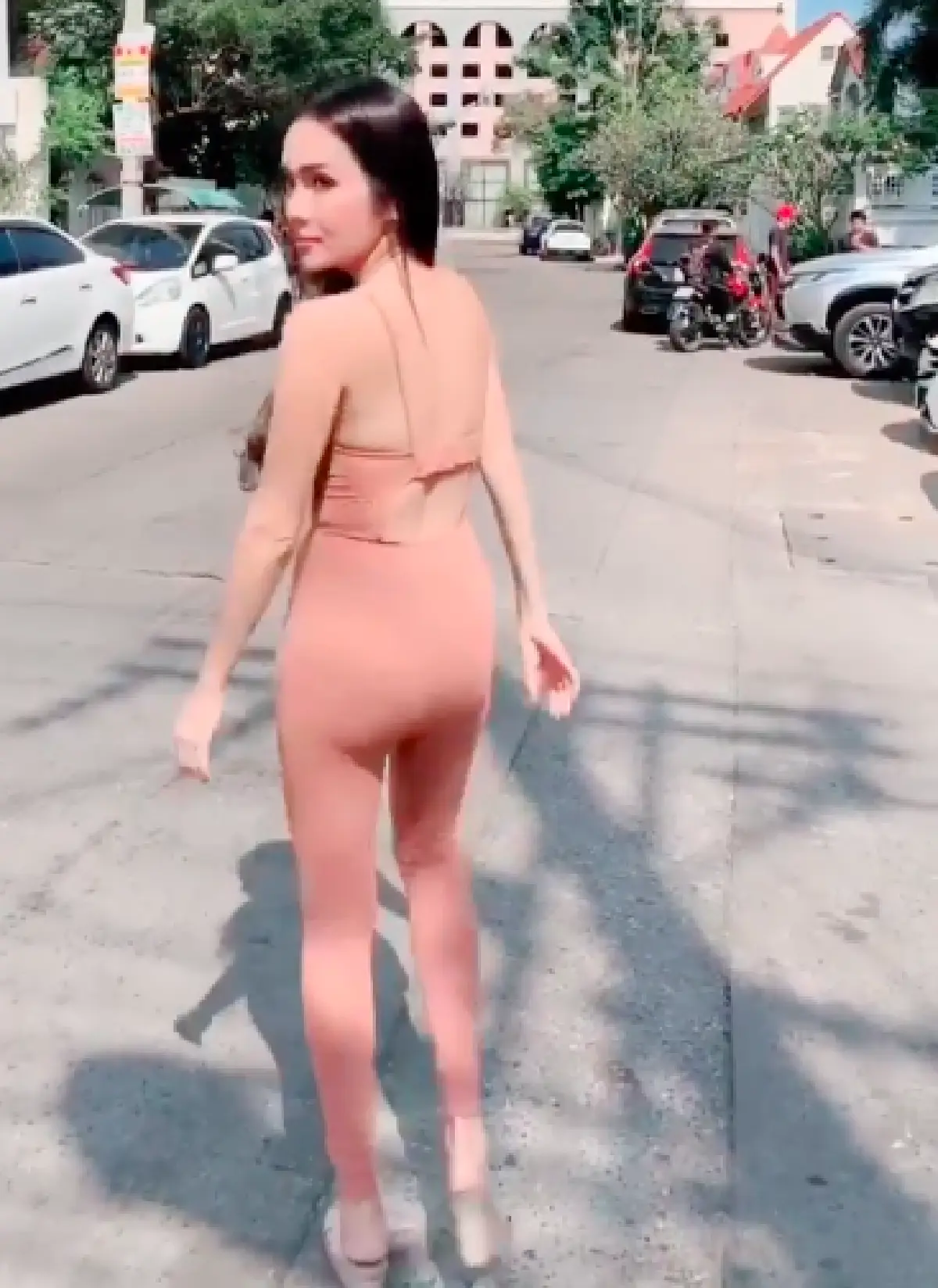 แซ่บสะท้านซอย! "อ๋อม สกาวใจ” ในชุดสีเนื้อรัดรูปโชว์หุ่นเป๊ะ สับขาไปสั่งส้มตำ