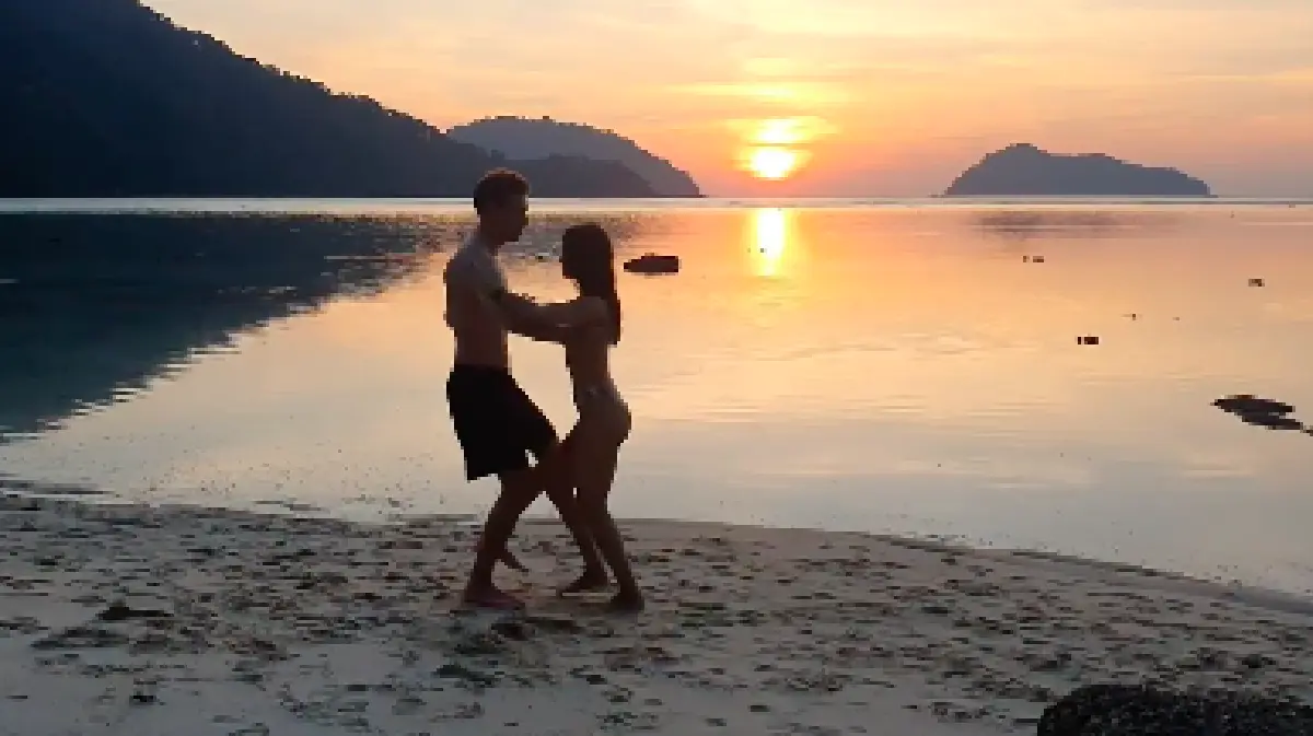 "วาววา ณิชารีย์” ควงหนุ่มสายฝอเต้นรำริมหาด ก่อนตบท้ายด้วยรอยจูบสุดหวาน