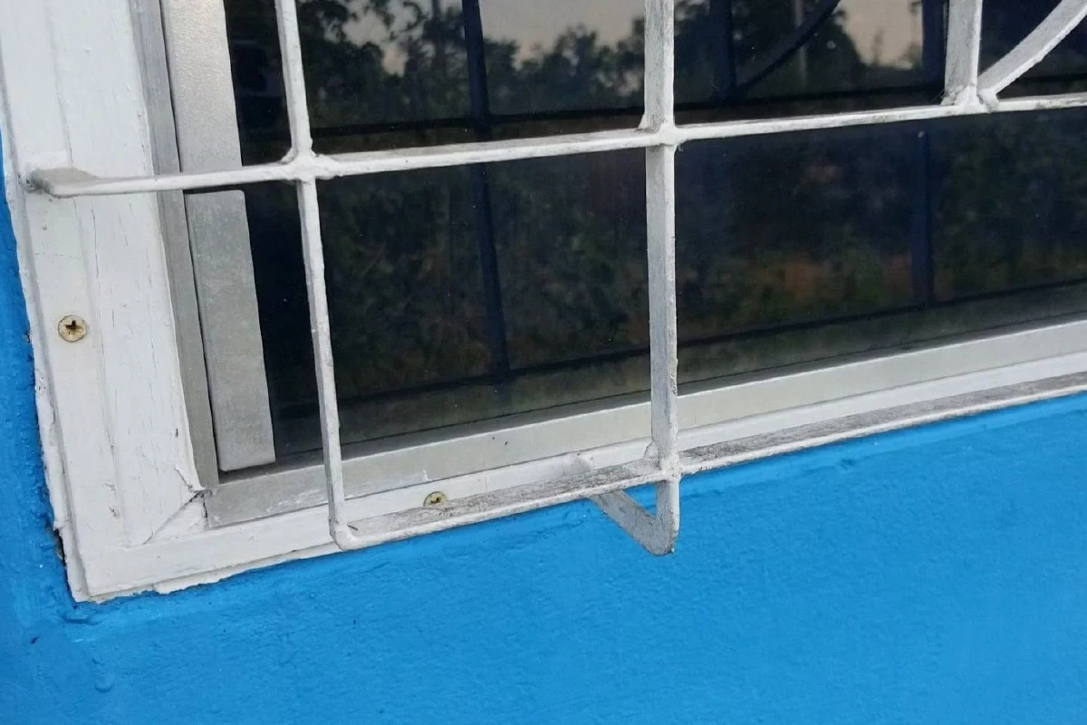 หัวขโมยถอดกระจกเหล็กดัดหน้าต่างย่องกวาดทรัพย์สินลอยนวล