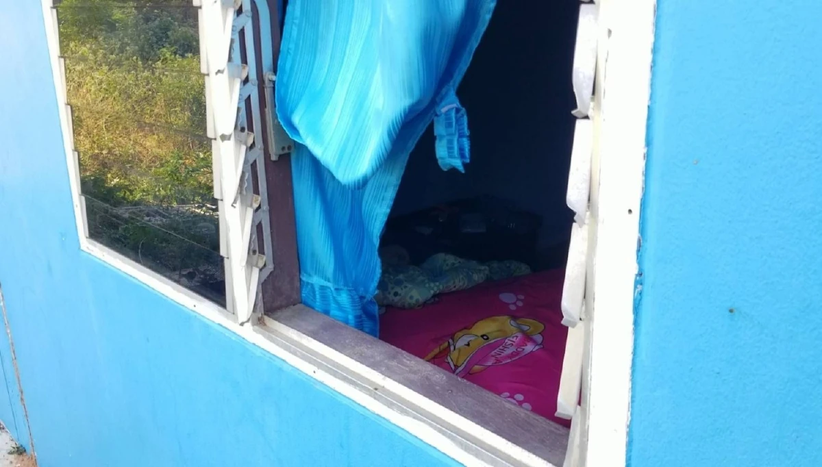 หัวขโมยถอดกระจกเหล็กดัดหน้าต่างย่องกวาดทรัพย์สินลอยนวล