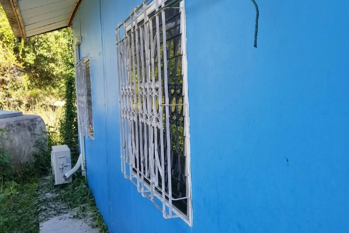 หัวขโมยถอดกระจกเหล็กดัดหน้าต่างย่องกวาดทรัพย์สินลอยนวล