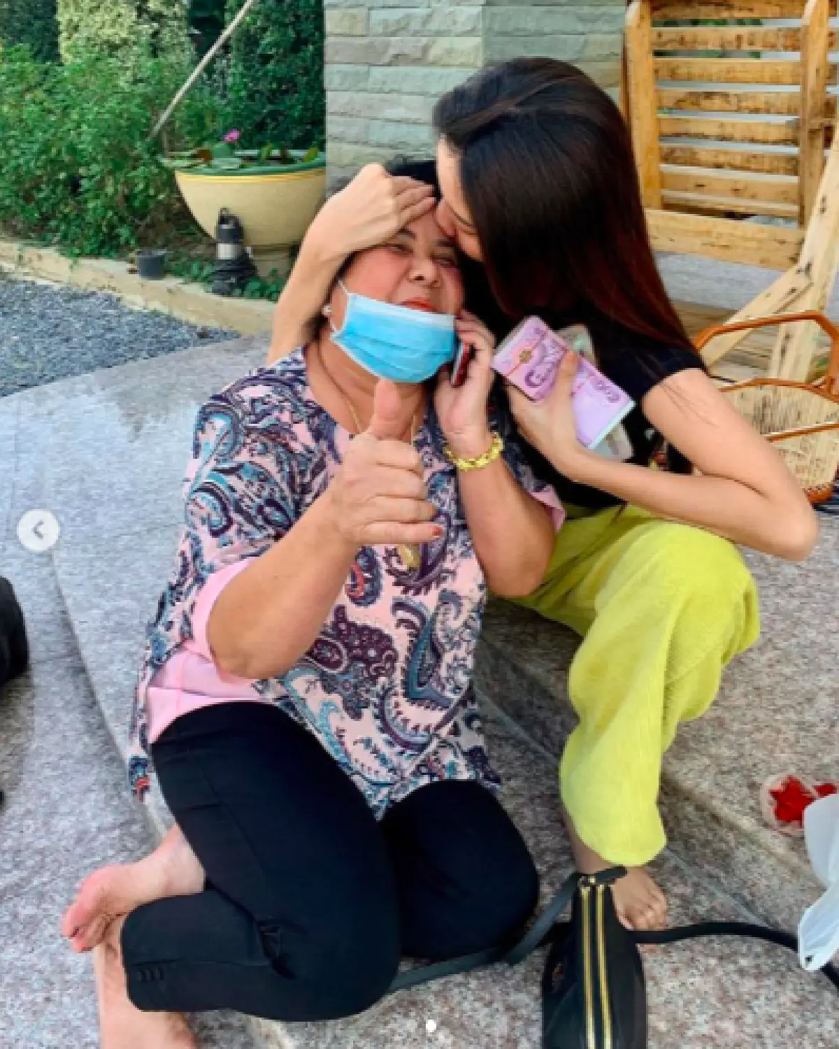สวย รวย กตัญญู "จ๊ะ อาร์สยาม”  หอบเงินกลับบ้านให้พ่อแม่ปึกใหญ่ๆ