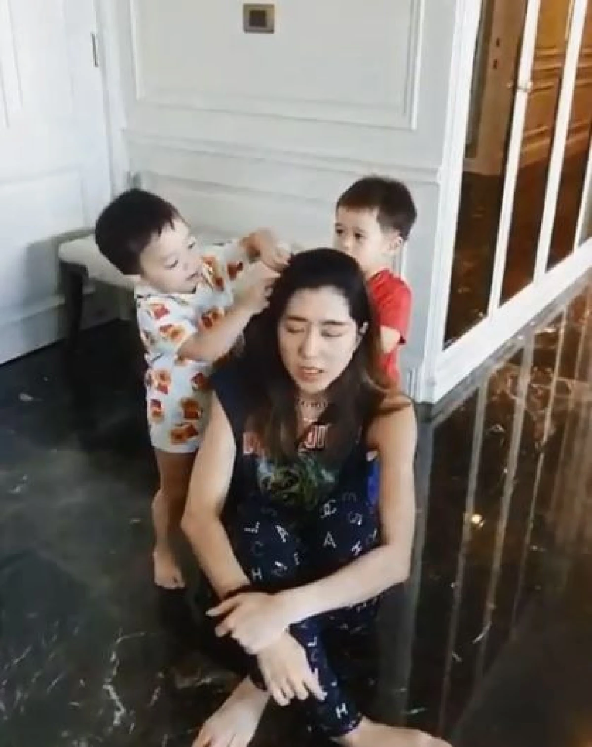 สายฟ้า-พายุ เปิดซาลอนทำผมให้ น้าไอซ์ อภิษฎา น่ารักน่าเอ็นดูสุดๆ (คลิป)