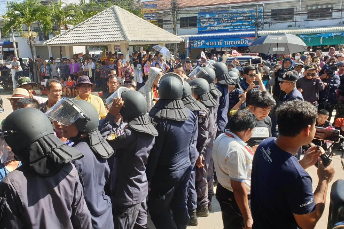 ชาวบ้านรุมตะโกนให้ประหารชีวิต"สมคิด พุ่มพวง"
