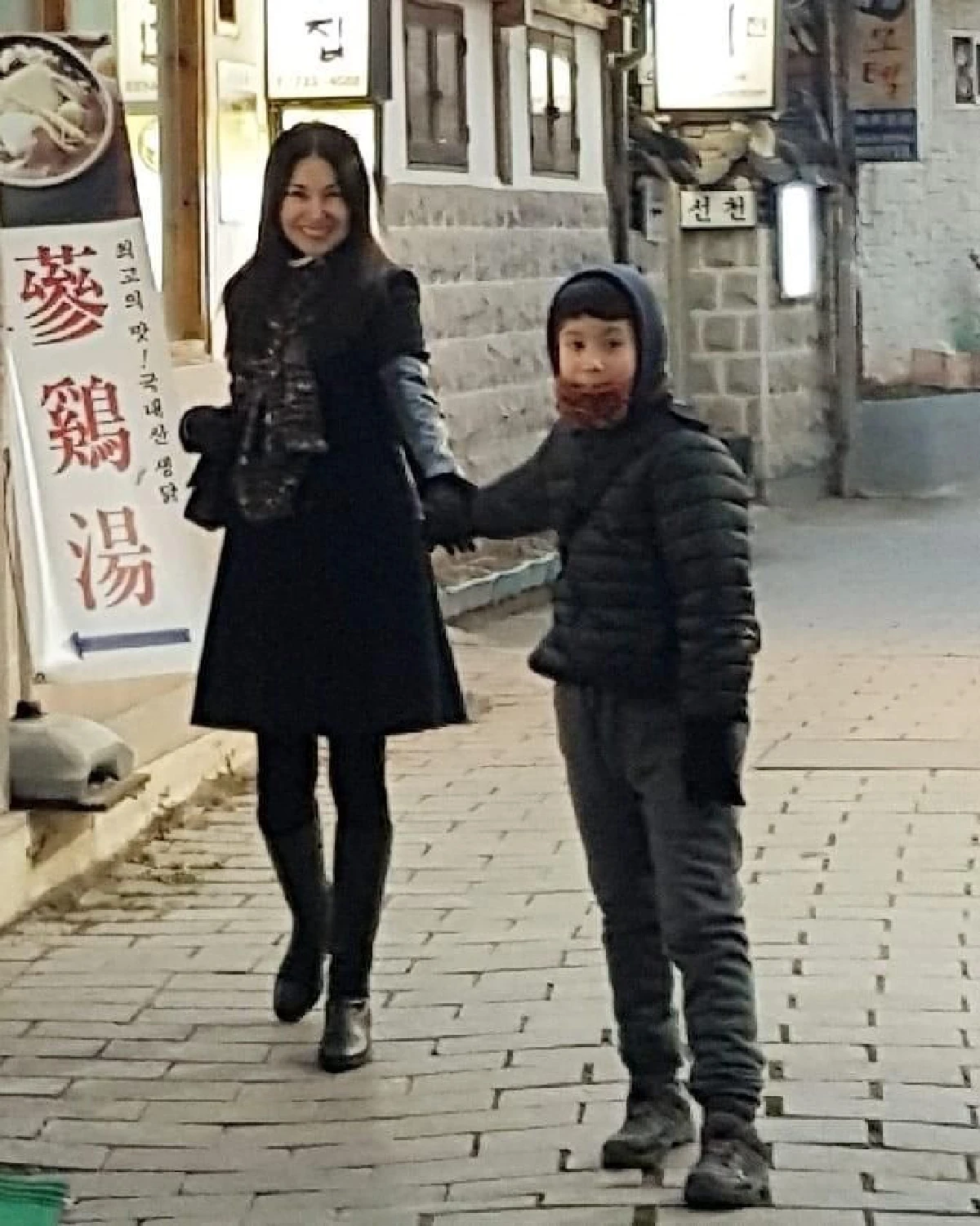 แอนนา นาตาชา จูงมือลูกชาย น้องไตตั้น เสิร์ฟโมเมนต์แม่ลูกสุดอบอุ่น