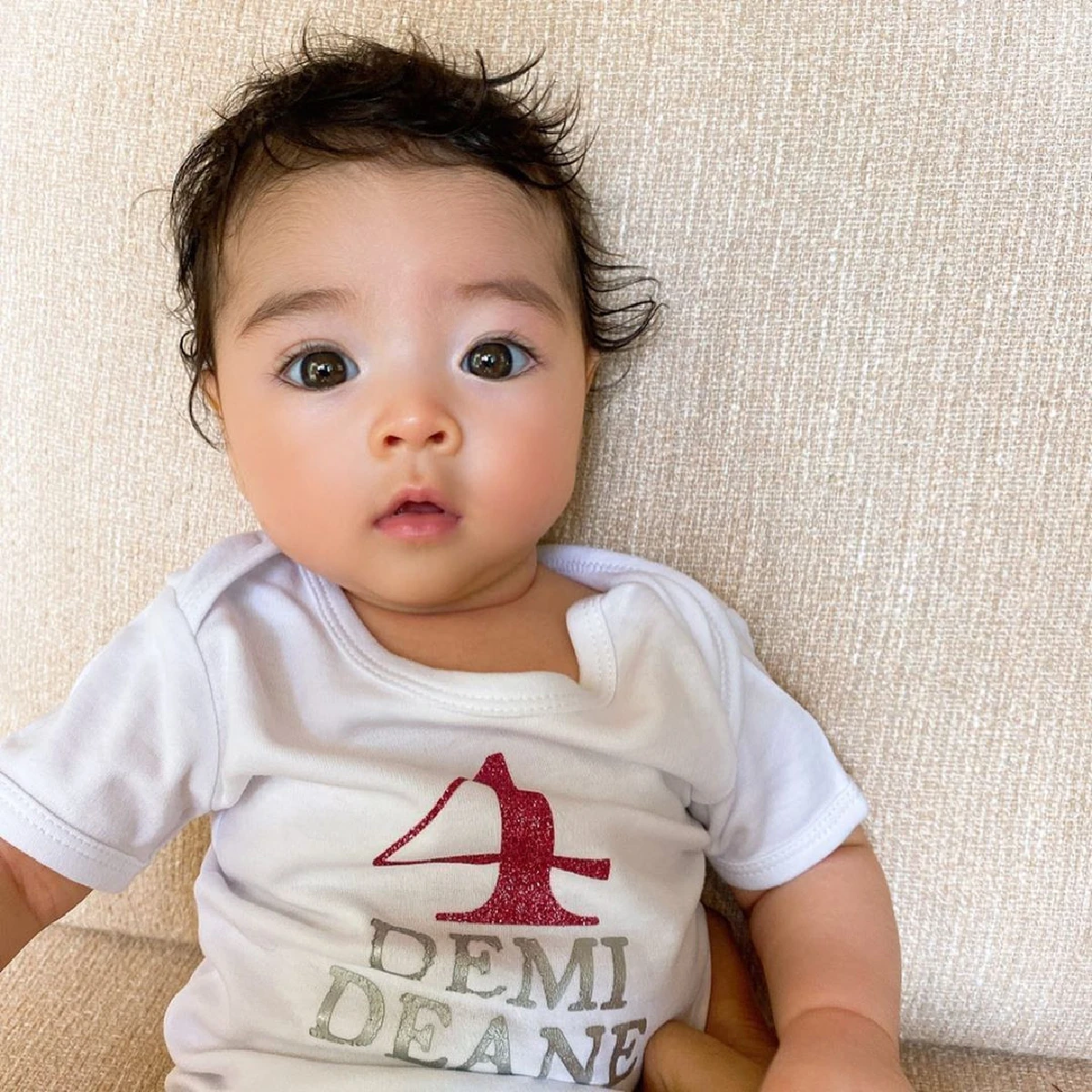 น่ารักมากเหมือนตุ๊กตา! น้องเดมี่ ลูกสาว ลีเดีย-แมทธิว ตาแป๋วแบ๊วมากสวยตั้งแต่เด็ก