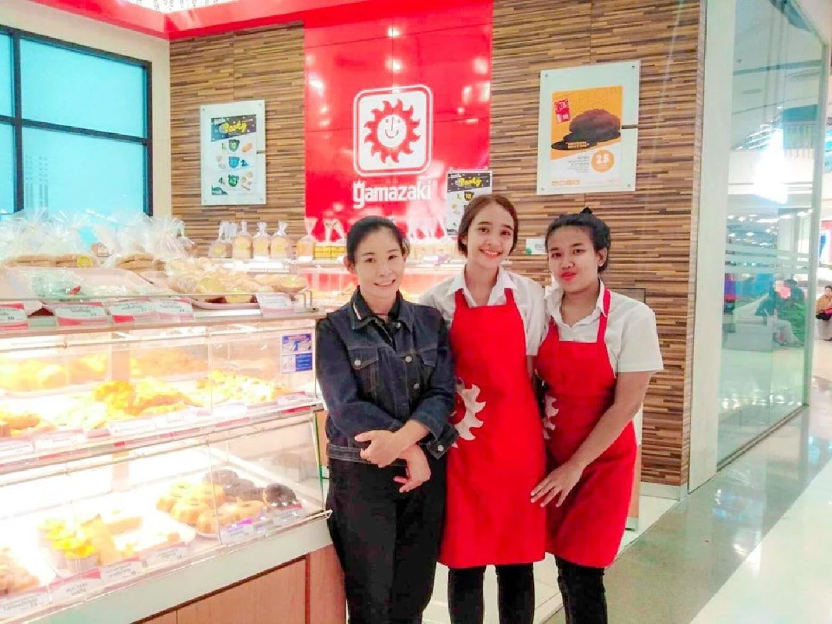 เปิดใจนางฟ้าเบเกอรี่ “yamazaki” พนักงานสาวน้ำใจงาม "ป้อนขนม-น้ำ" ชายพิการ