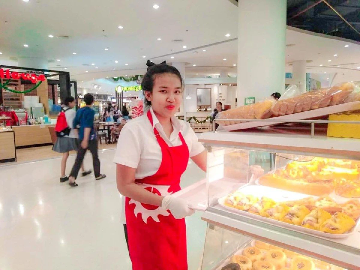 เปิดใจนางฟ้าเบเกอรี่ “yamazaki” พนักงานสาวน้ำใจงาม "ป้อนขนม-น้ำ" ชายพิการ