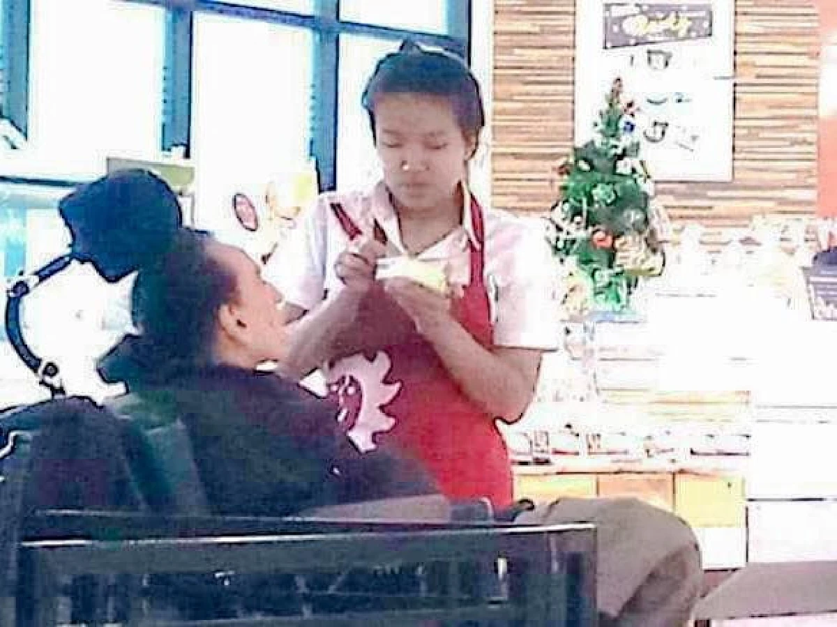 เปิดใจนางฟ้าเบเกอรี่ “yamazaki” พนักงานสาวน้ำใจงาม "ป้อนขนม-น้ำ" ชายพิการ