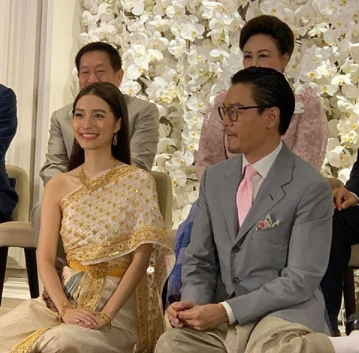 ชื่นมื่น! ไฮโซเซนต์-มิว นิษฐา ควงแขนกันเข้าพิธีหมั้นสุดอลังการ