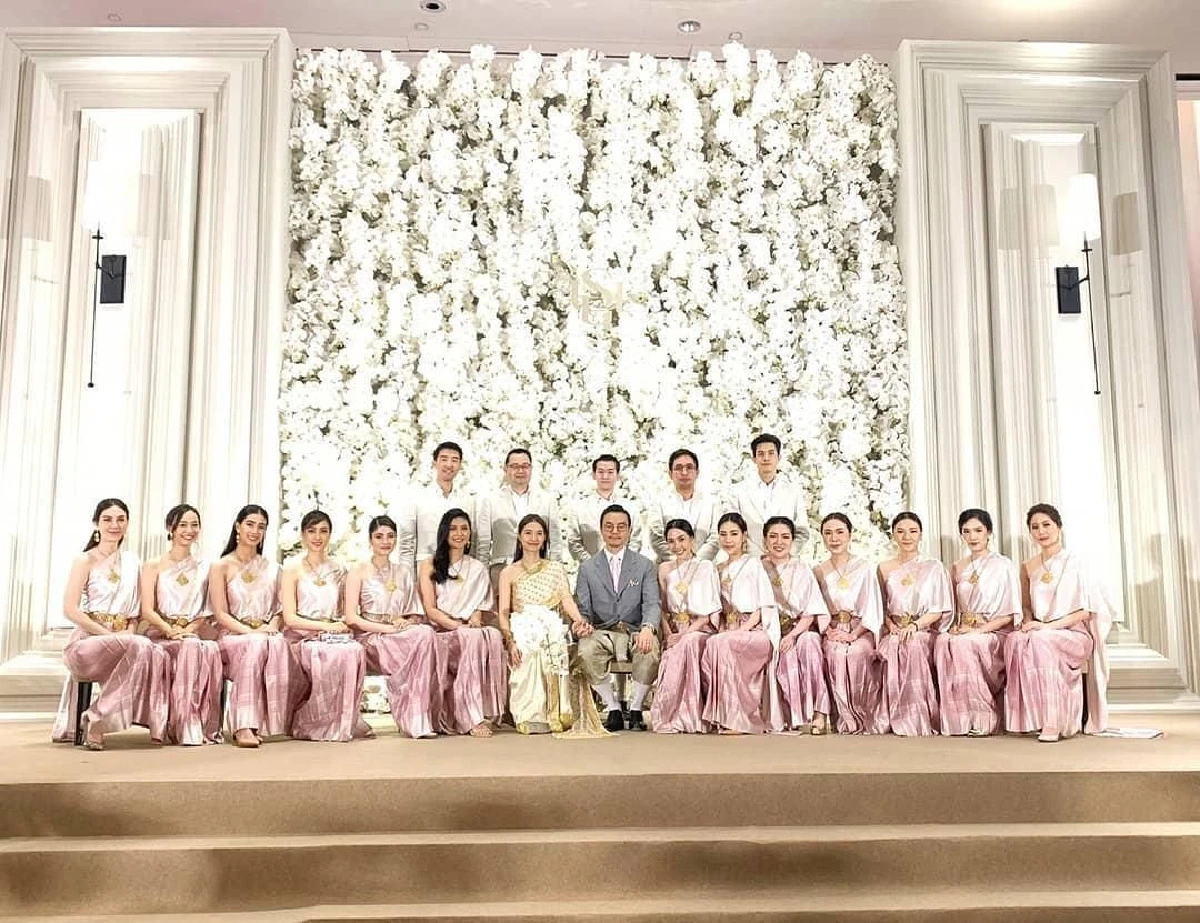 ชื่นมื่น! ไฮโซเซนต์-มิว นิษฐา ควงแขนกันเข้าพิธีหมั้นสุดอลังการ