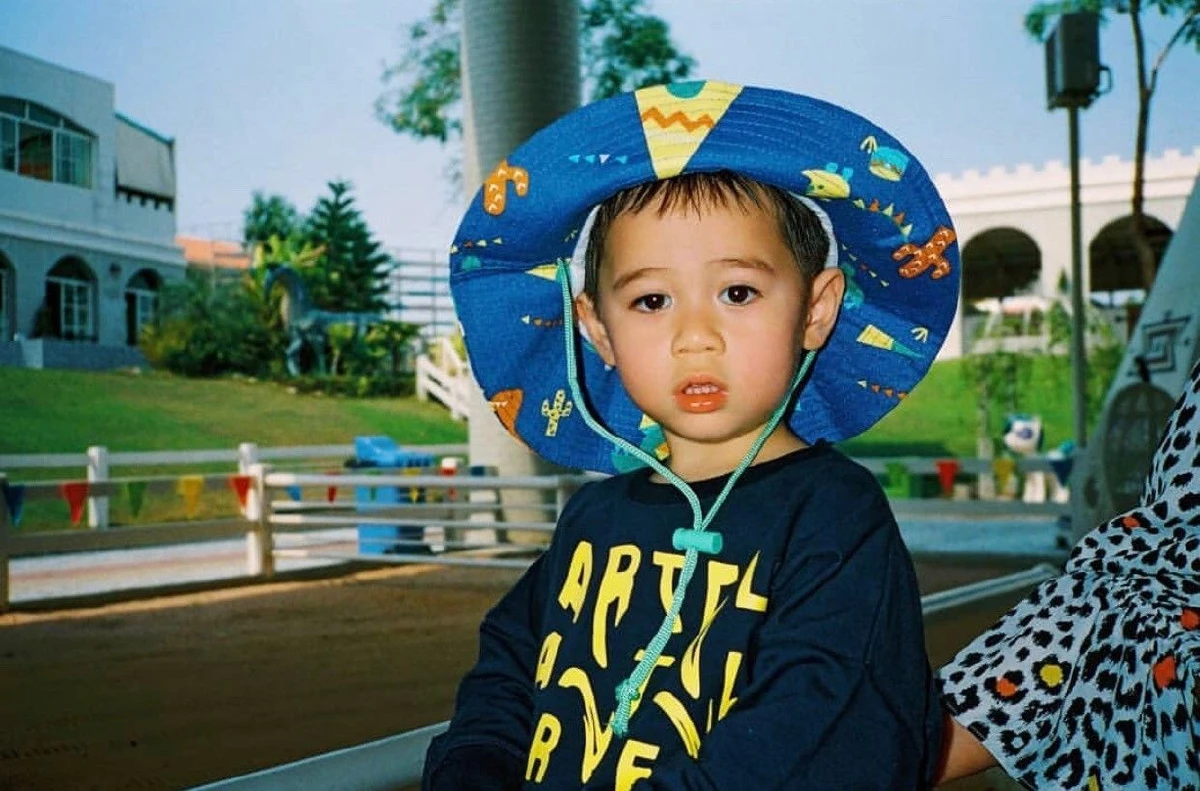 ชมพู่ อารยา โพสท่าปังพาลูกชายฝาแฝด สายฟ้า-พายุ ขี่ม้าแคระน่ารักน่าเอ็นดู